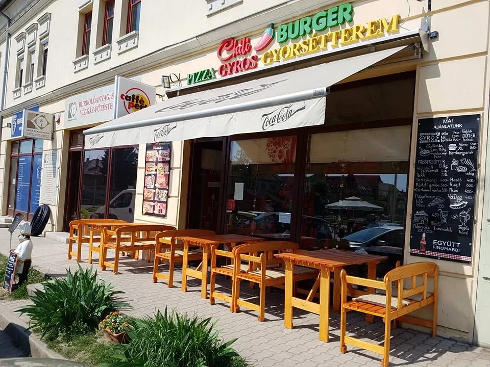 A ChiliBurger homlokzata és terasza a Szabadság téren
