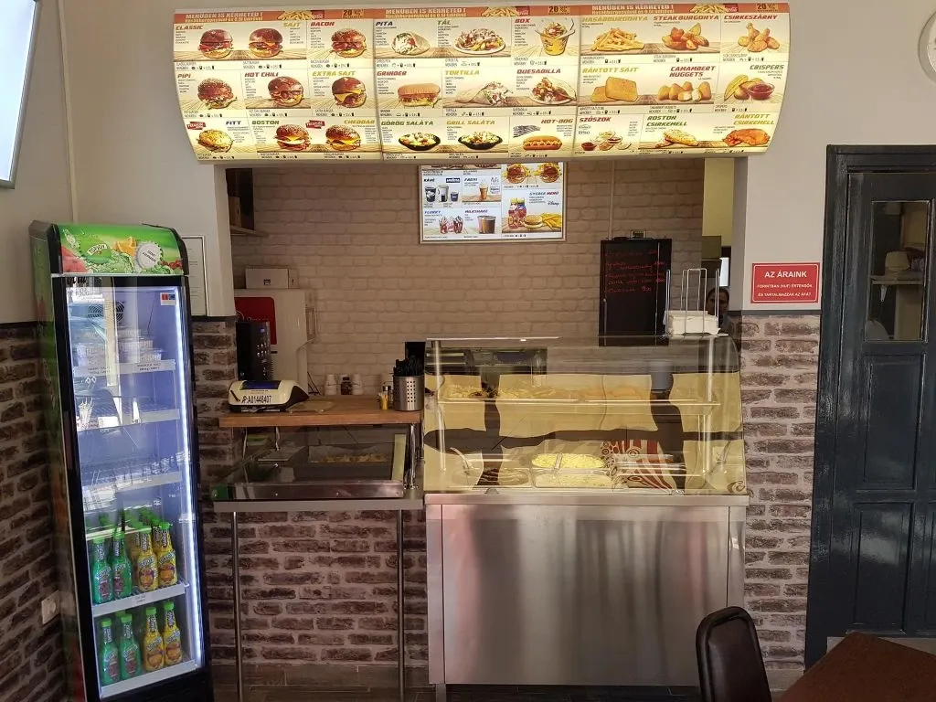 A pult és az itallapok a ChiliBurgerben